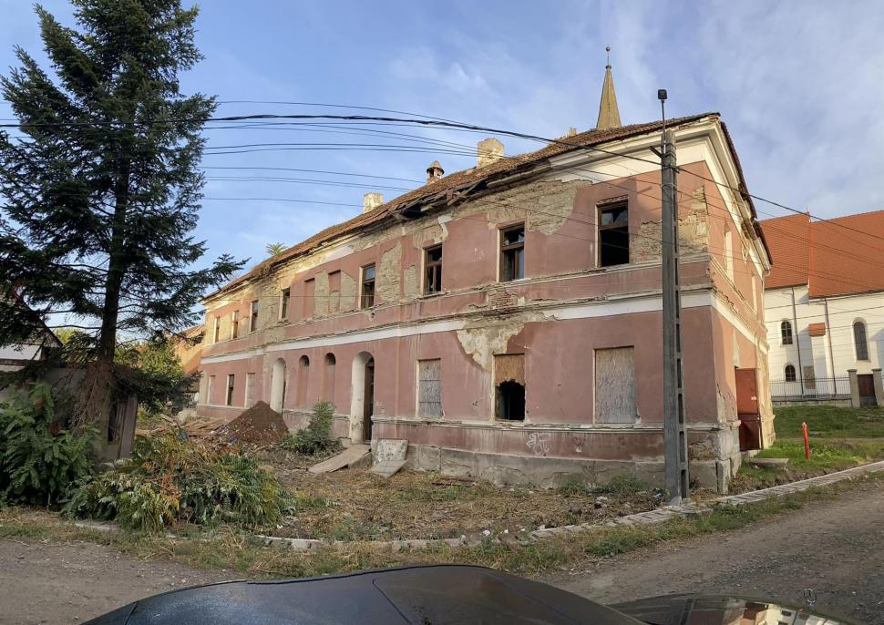 Rămăşiţe umane găsite în planşeul unei foste şcoli din Bistrița-Năsăud. Poliţia face anchetă 905092