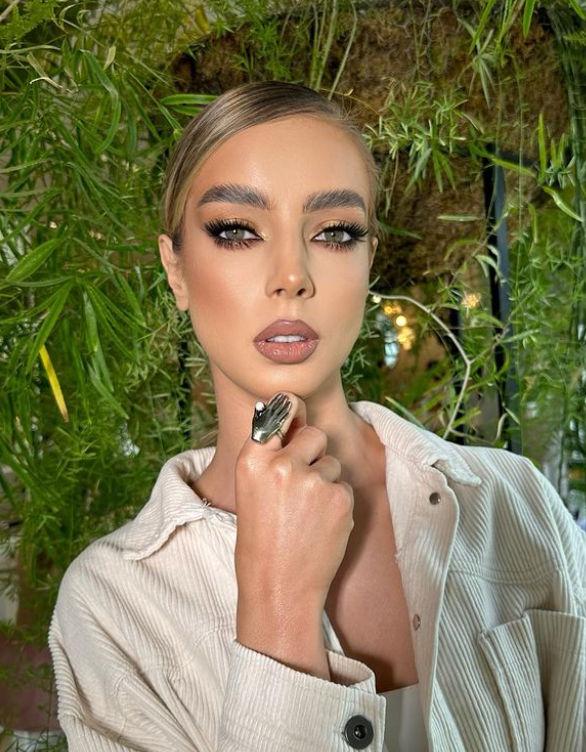 Povestea româncei care a câștigat trei titluri de Miss în doar două săptămâni. Maria Vărzaru e "Regina Europei" 905117