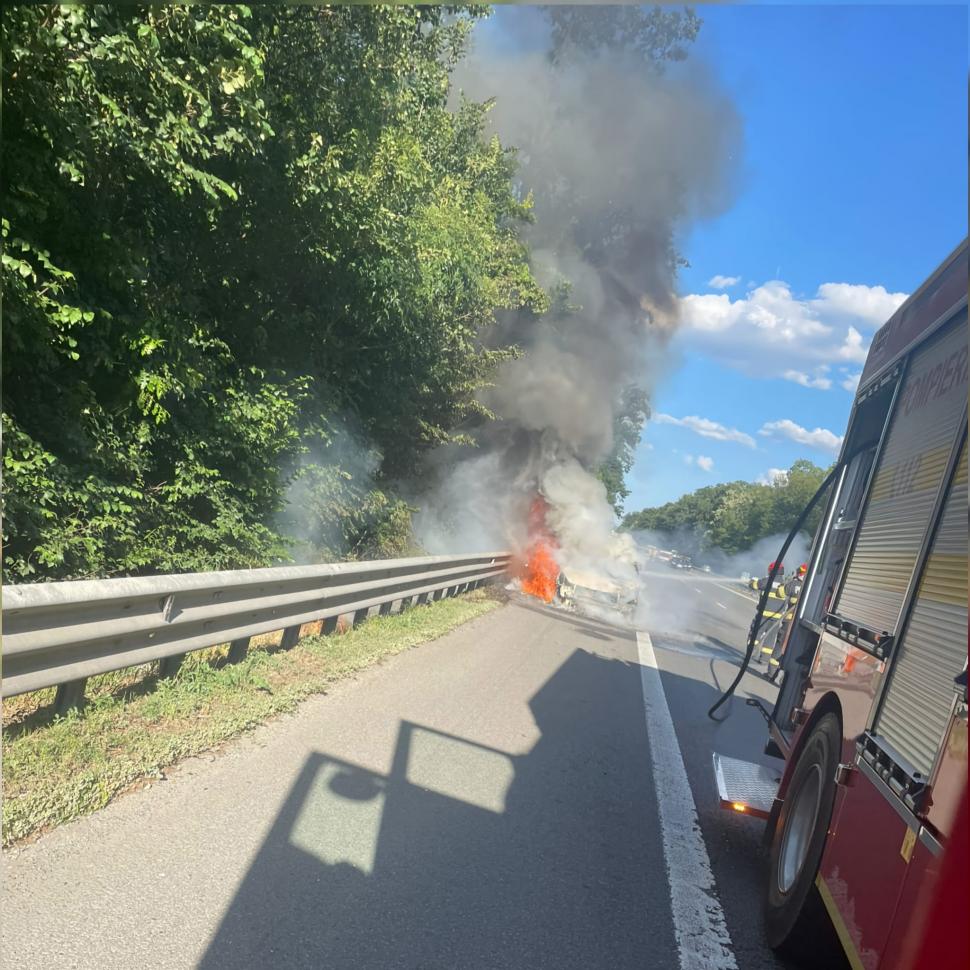 O mașină a luat foc pe Autostrada București-Pitești. Pompierii au intervenit de urgență 905273
