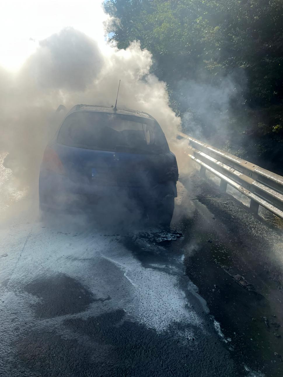 O mașină a luat foc pe Autostrada București-Pitești. Pompierii au intervenit de urgență 905274