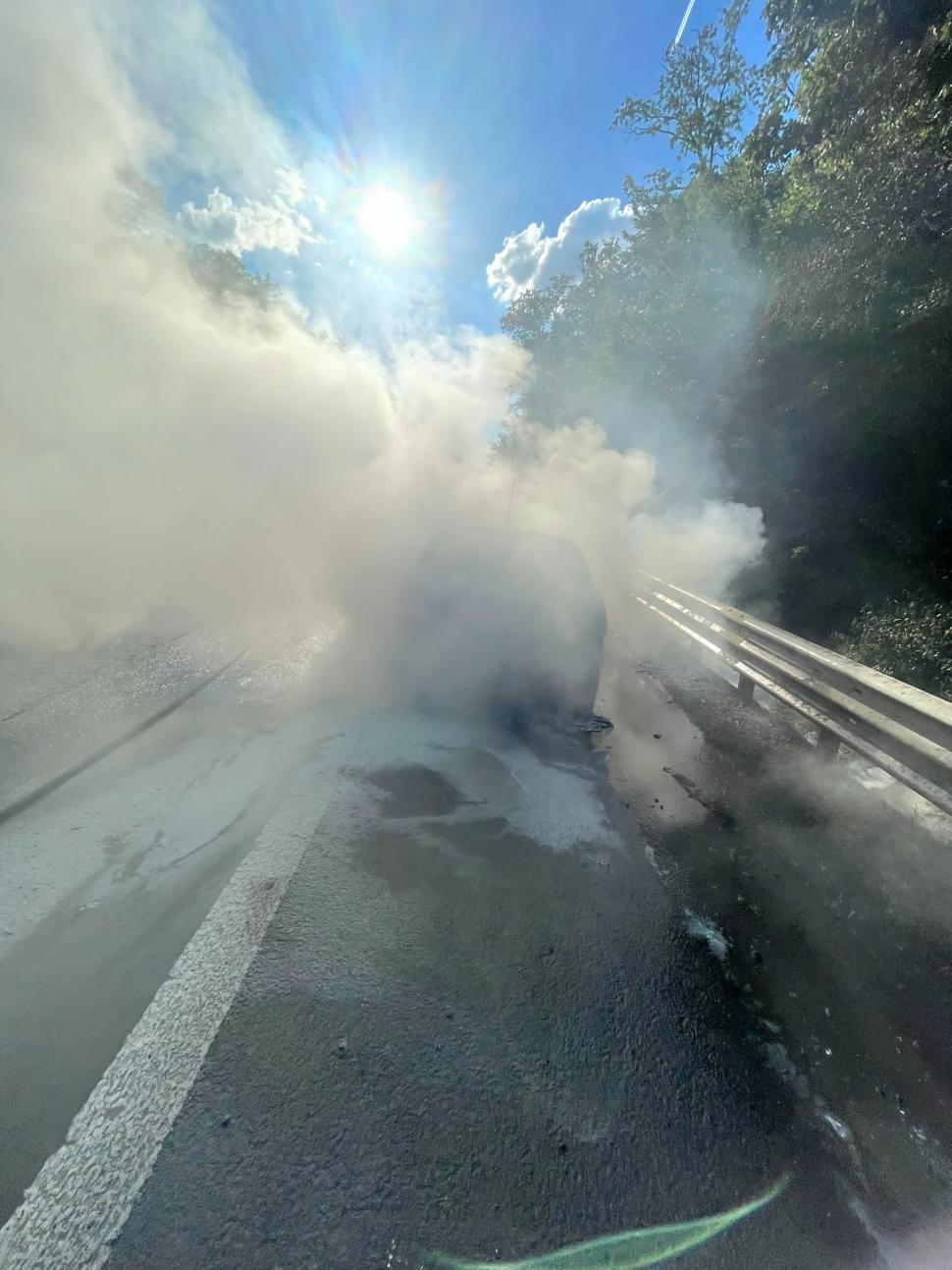 O mașină a luat foc pe Autostrada București-Pitești. Pompierii au intervenit de urgență 905275