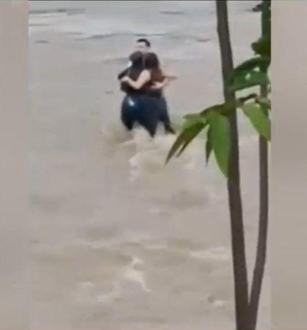 Presa italiană: Cine sunt cei trei tineri dintr-o maşină de România, luaţi de apele fluviului Natisone 905218