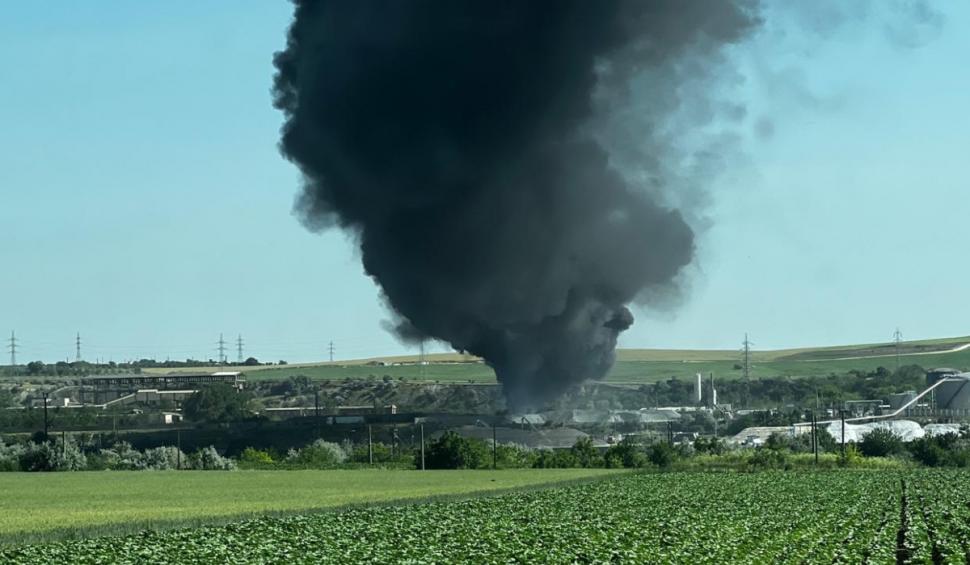 Incendiu violent la un depozit de anvelope din Medgidia. A fost emis mesaj RO-Alert 905516