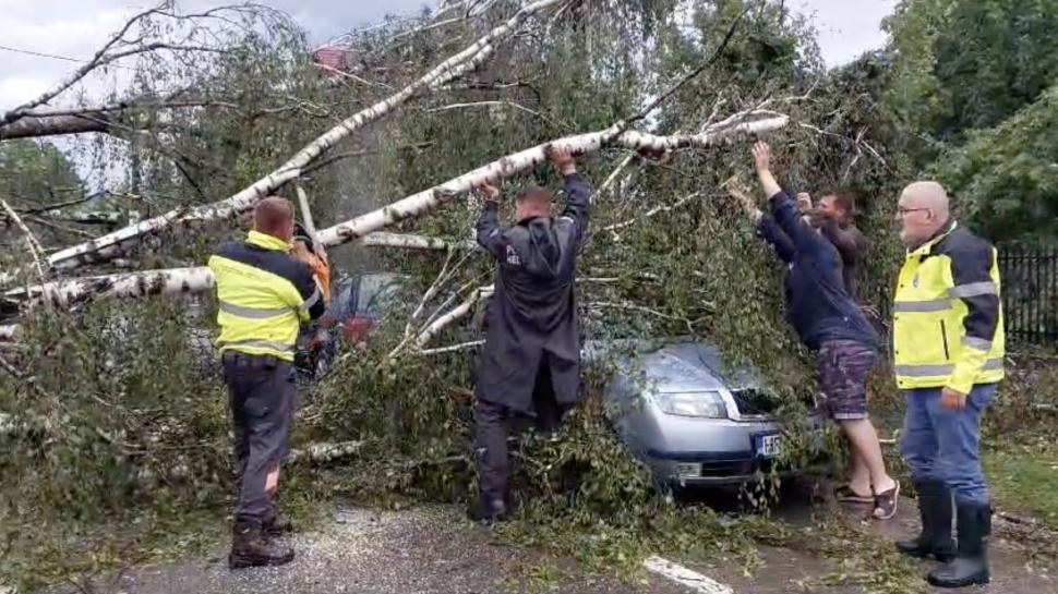 Ploile torențiale și furtunile au făcut prăpăd în mai multe zone din țară. Inundaţii puternice în vestul şi în centrul ţării 905535