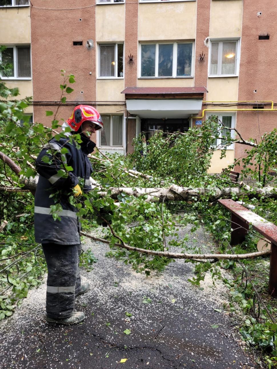 Ploile torențiale și furtunile au făcut prăpăd în mai multe zone din țară. Inundaţii puternice în vestul şi în centrul ţării 905539