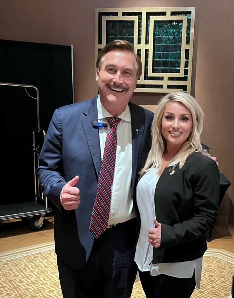 Ea este blonda din Timişoara care candidează la Primăria Las Vegas: "Credința în Dumnezeu m-a făcut să iau atitudine" 905433