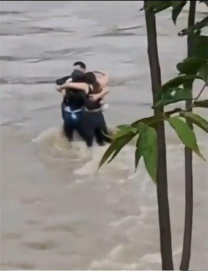 Ultima imagine cu cei trei români în Italia, înainte de a fi înghiţiţi de viiturile de pe fluviul Natisone 905406