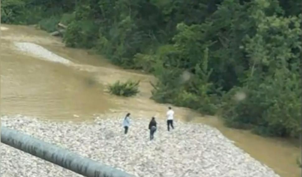 Ultima imagine cu cei trei români în Italia, înainte de a fi înghiţiţi de viiturile de pe fluviul Natisone 905407