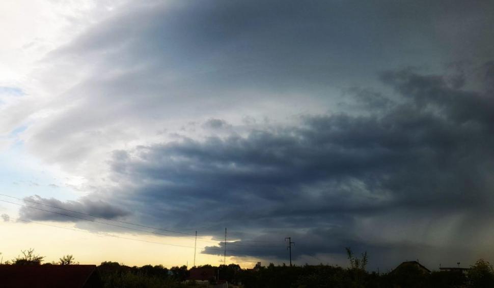 Fenomen extrem de rar şi spectaculos, în România. O furtună supercelulară a fost surprinsă deasupra orașului Rovinari 905641