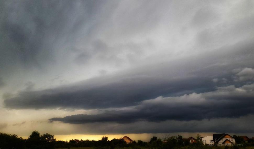 Fenomen extrem de rar şi spectaculos, în România. O furtună supercelulară a fost surprinsă deasupra orașului Rovinari 905642