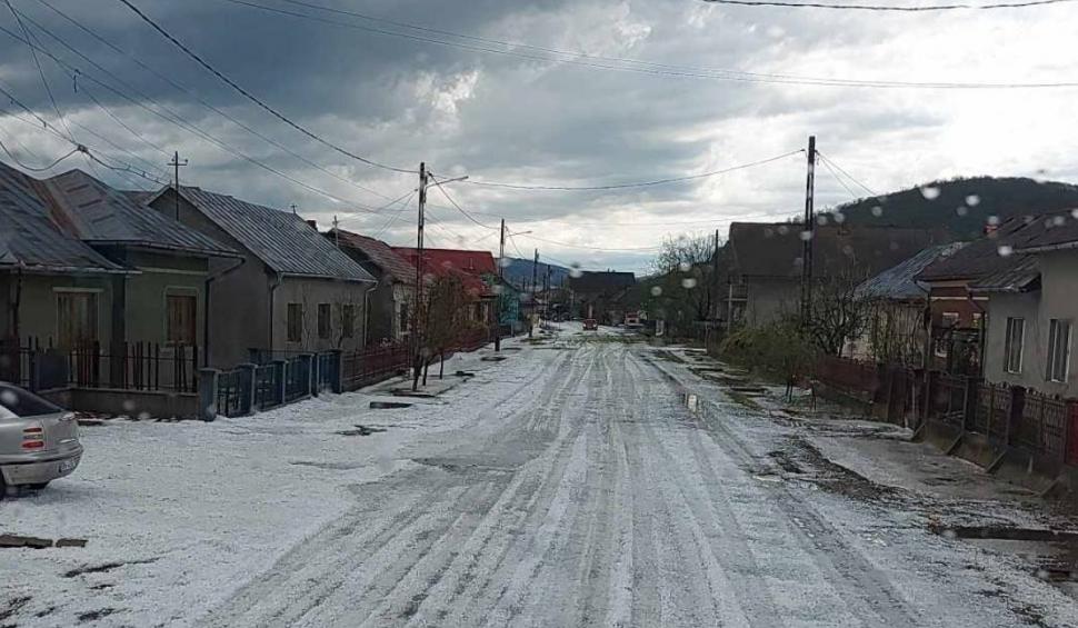 Imagini cu grindina uriașă din Iaşi. Natura s-a dezlănțuit în zona Moldovei: „Era mai mare ca oul de găină” 905788