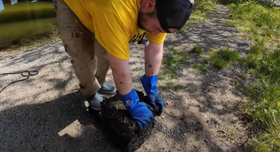 Un cuplu a făcut captura anului: a aruncat în apă o sfoară cu un magnet la capăt și a scos o cutie cu 100.000 de dolari, la New York 905718