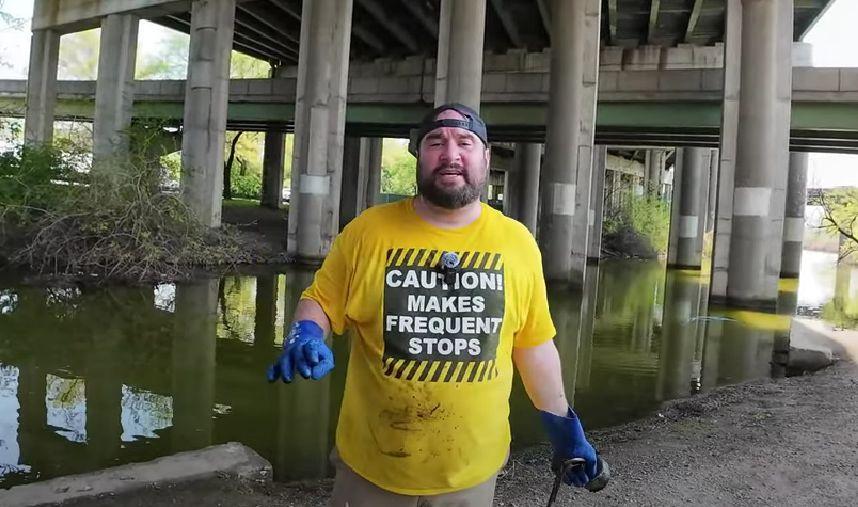 Un cuplu a făcut captura anului: a aruncat în apă o sfoară cu un magnet la capăt și a scos o cutie cu 100.000 de dolari, la New York 905719