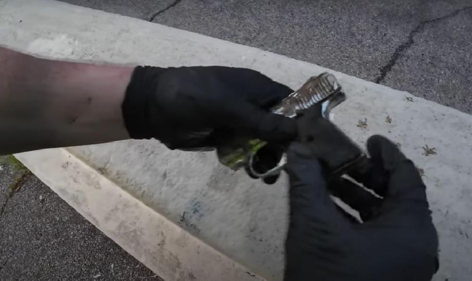 Un cuplu a făcut captura anului: a aruncat în apă o sfoară cu un magnet la capăt și a scos o cutie cu 100.000 de dolari, la New York 905720