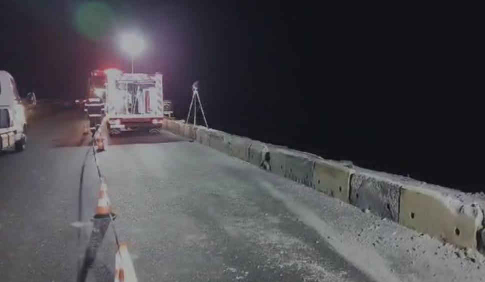 Un TIR a căzut în Dunăre, după care a explodat, în zona viaductului Bahna din Mehedinţi. Şoferul a fost găsit mort, după ore în șir de căutări 905606