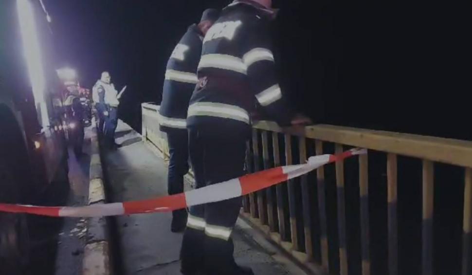 Un TIR a căzut în Dunăre, după care a explodat, în zona viaductului Bahna din Mehedinţi. Şoferul a fost găsit mort, după ore în șir de căutări 905614