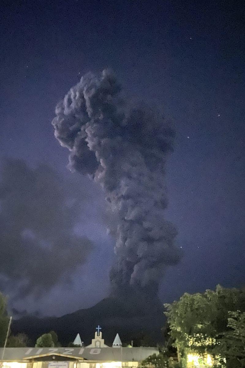 43 de cutremure în 24 de ore, oameni evacuaţi şi zboruri anulate: Vulcanul pe de Muntele Kanlaon din Filipine a erupt  905852