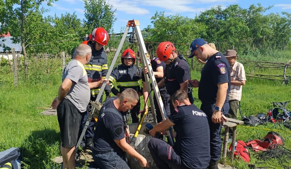 O femeie și un bărbat au căzut într-o fântână adâncă de 10 metri, în Iași 905931