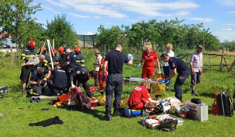 O femeie și un bărbat au căzut într-o fântână adâncă de 10 metri, în Iași 905932