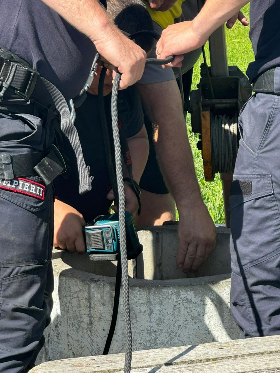 O femeie și un bărbat au căzut într-o fântână adâncă de 10 metri, în Iași 905933