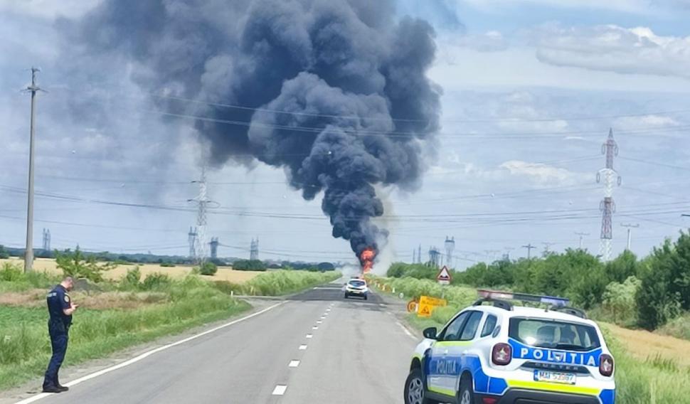 Pericol de explozie pe DN2B, după un accident între o cisternă plină cu benzină şi o mașină, în Brăila. Unul dintre şoferi a fost găsit carbonizat 905899