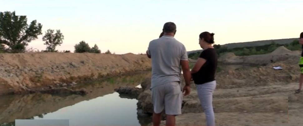 „Prima dată mi-a fost frică să sar, că poate mă înec şi eu, dar am sărit fără să mă mai gândesc". Mărturia unui tânăr care a încercat să-şi salveze prietenul de 16 ani de la înec 905866