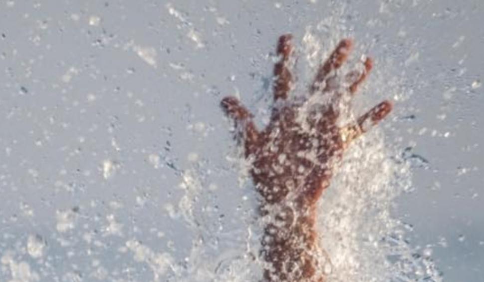 „Prima dată mi-a fost frică să sar, că poate mă înec şi eu, dar am sărit fără să mă mai gândesc". Mărturia unui tânăr care a încercat să-şi salveze prietenul de 16 ani de la înec 905868