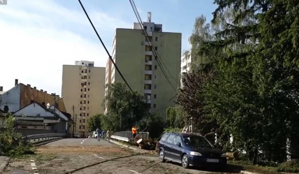 România, sub cod roșu de vijelii: Acoperișurile au fost luate de vânt sau ciuruite de grindină, în mai multe zone din țară 905843