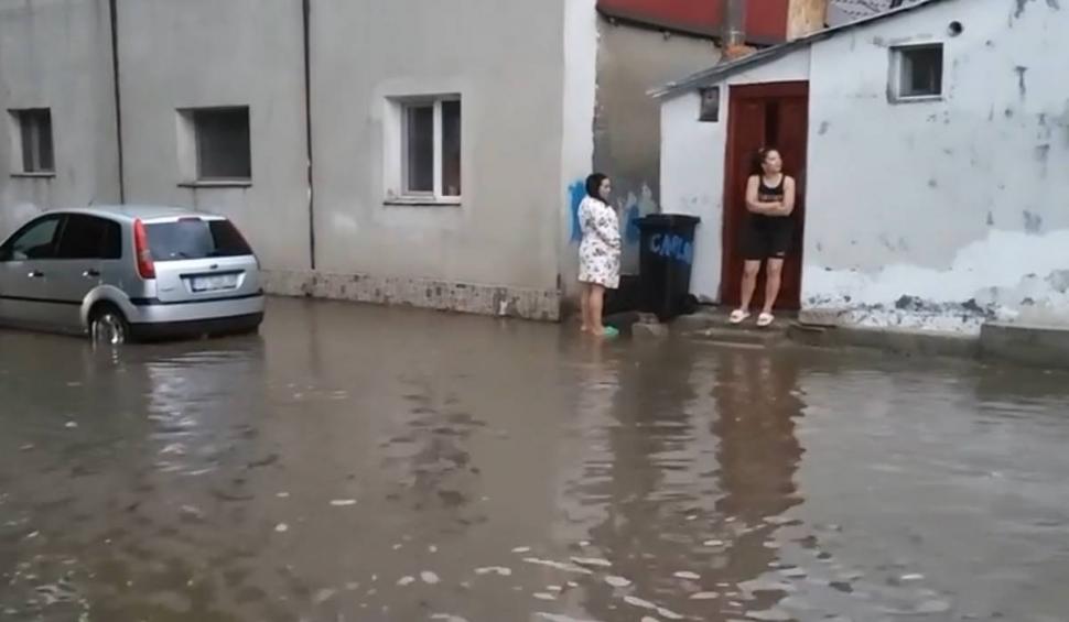 România, sub cod roșu de vijelii: Acoperișurile au fost luate de vânt sau ciuruite de grindină, în mai multe zone din țară 905845