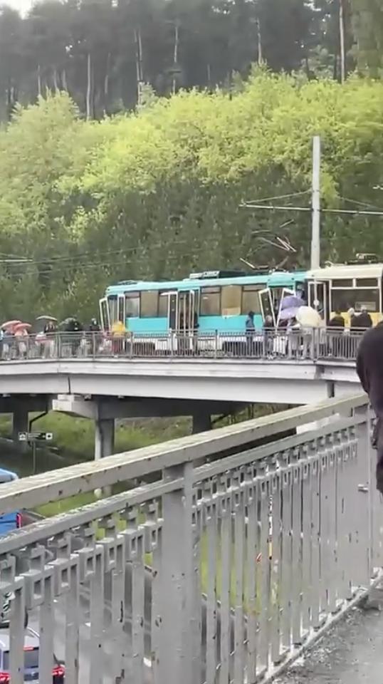 Un mort și peste 100 de răniți, după ce două tramvaie s-au ciocnit, în regiunea Siberia din Rusia. Momentul accidentului, surprins pe camerele de supraveghere 906035