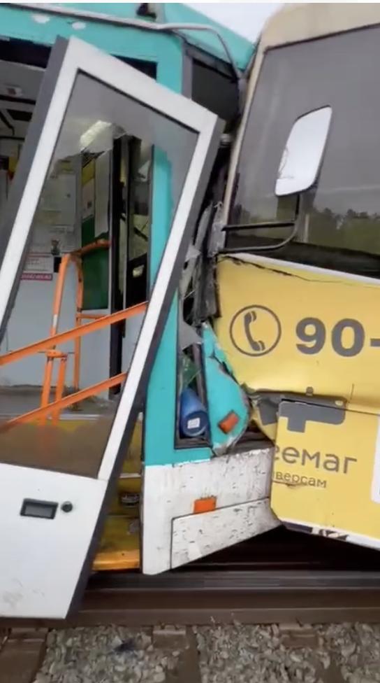 Un mort și peste 100 de răniți, după ce două tramvaie s-au ciocnit, în regiunea Siberia din Rusia. Momentul accidentului, surprins pe camerele de supraveghere 906036