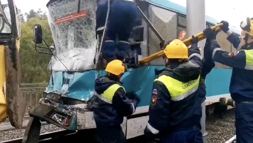 Un mort și peste 100 de răniți, după ce două tramvaie s-au ciocnit, în regiunea Siberia din Rusia. Momentul accidentului, surprins pe camerele de supraveghere 906037