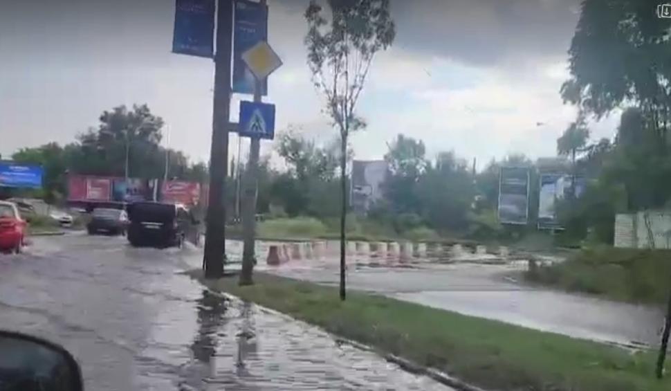 Furtuna a făcut dezastru în București. A plouat într-o oră cât în două săptămâni: case și străzi inundate, copaci căzuți peste mașini 906453