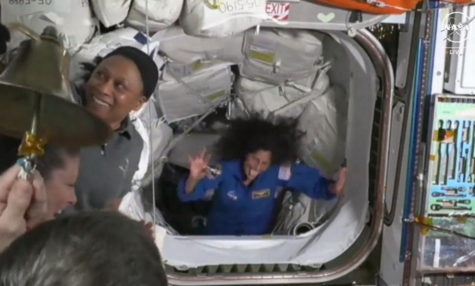 Imagini inedite de pe Stația Spațială. Cum au fost primiți astronauții de pe Starliner: „E bine să fii ataşat de marele oraş din cer” 906272