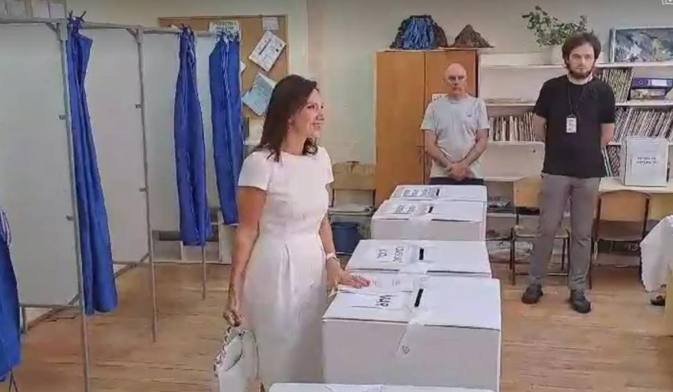 Carmen Iohannis, la Sibiu: "Am votat pentru o administraţie locală performantă şi pentru o Europă unită" 906561