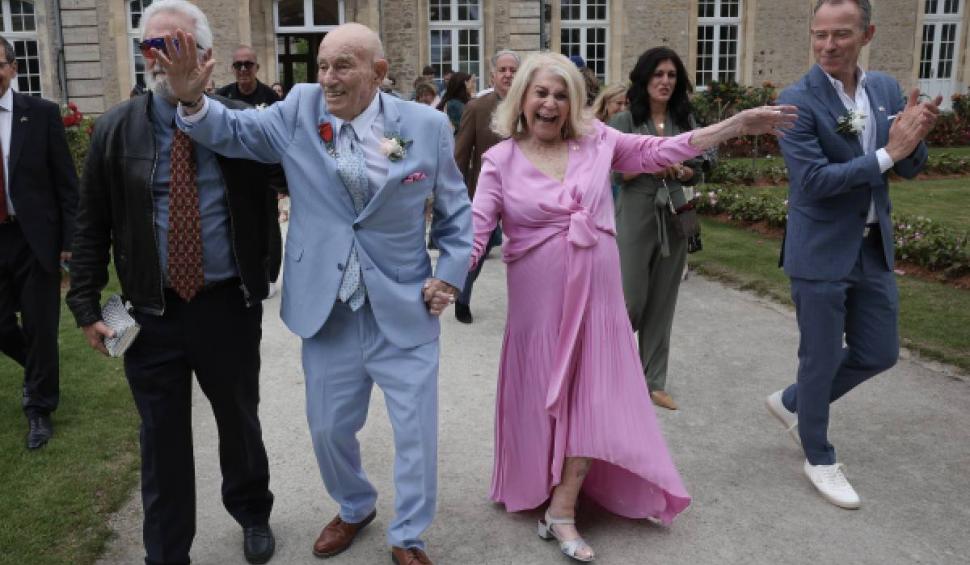 Un veteran de război s-a căsătorit la ceremoniile din Normandia: „Iubirea nu este doar pentru tineri" 906595