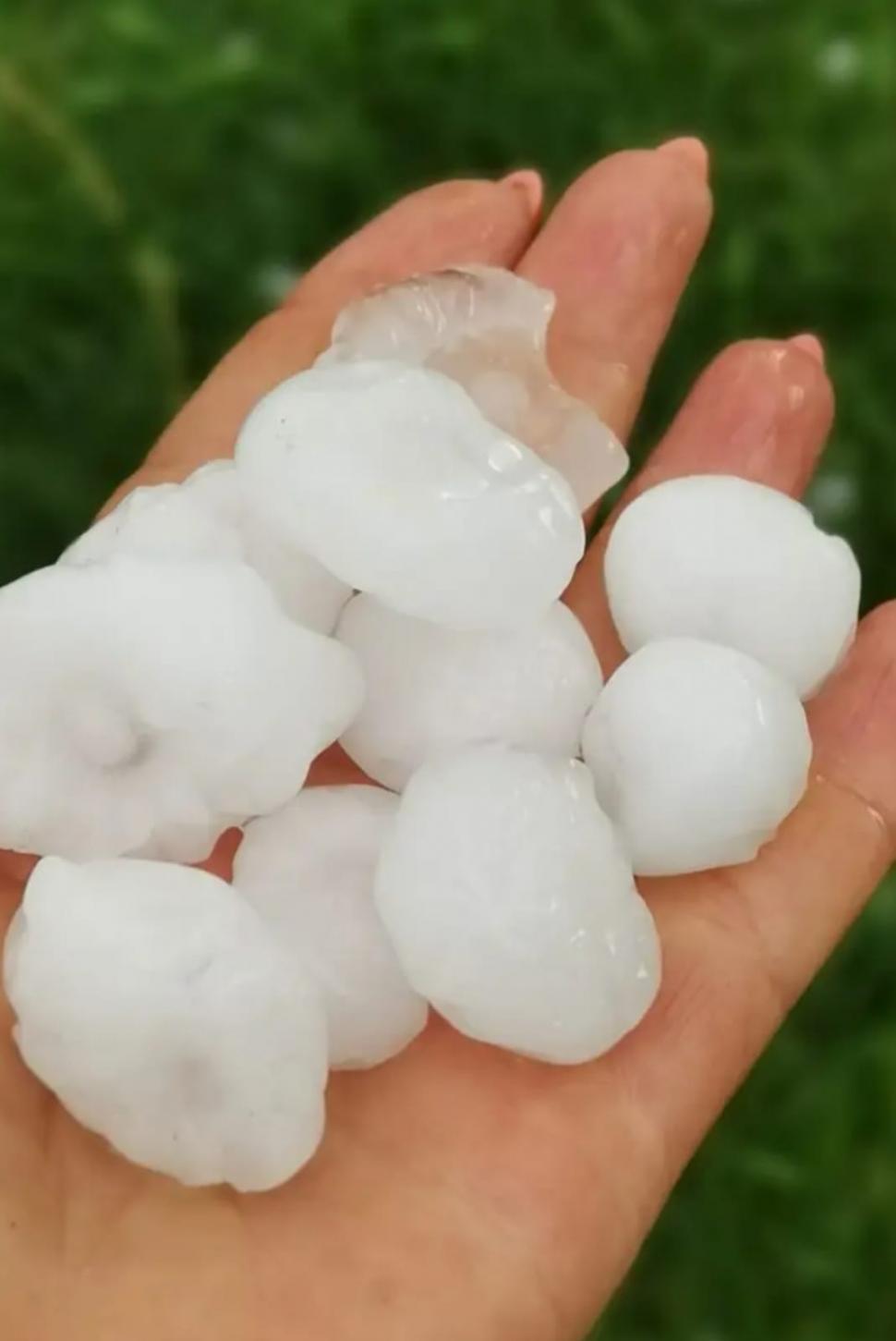 „Păcat de munca noastră”: Grindina cât mingea de golf a făcut prăpăd în mai multe localități vizate de Codul roșu de furtuni 906839