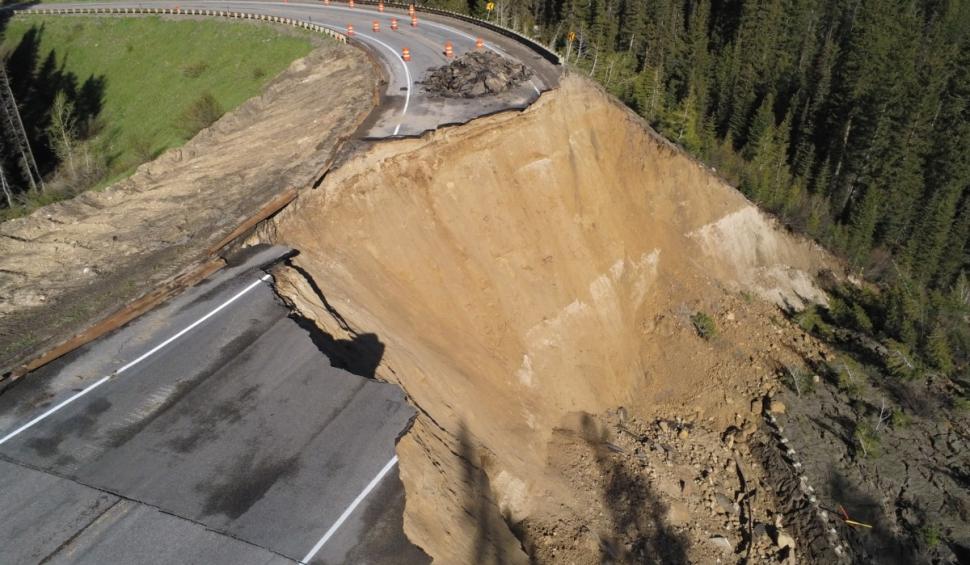 O șosea montană preferată de turişti s-a surpat, după o alunecare de teren uriașă, în SUA 906620