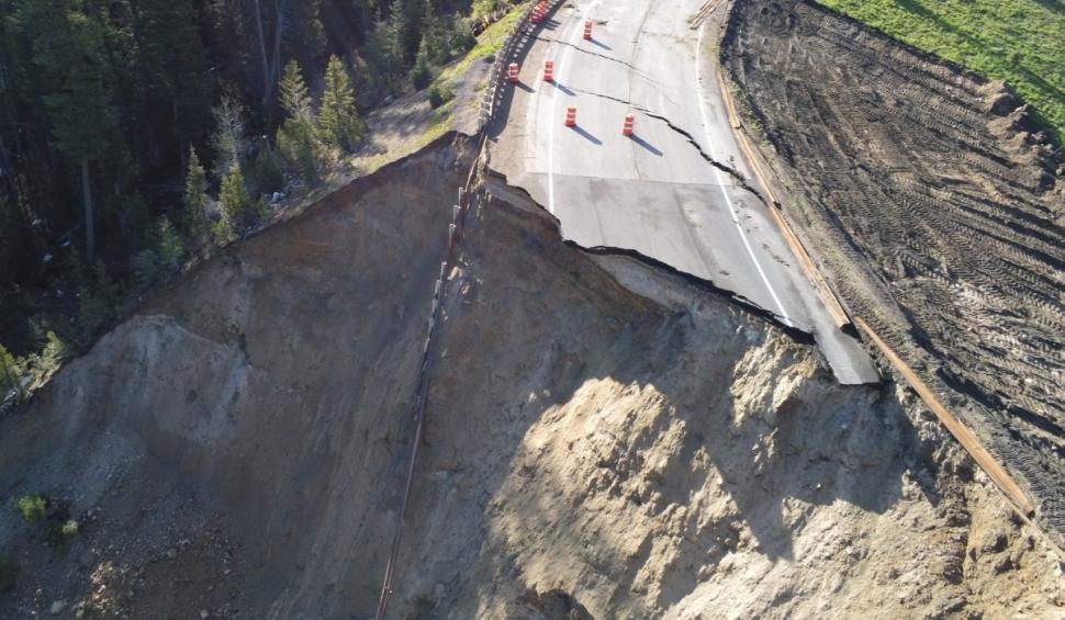 O șosea montană preferată de turişti s-a surpat, după o alunecare de teren uriașă, în SUA 906621