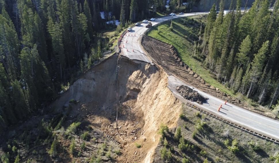 O șosea montană preferată de turişti s-a surpat, după o alunecare de teren uriașă, în SUA 906622