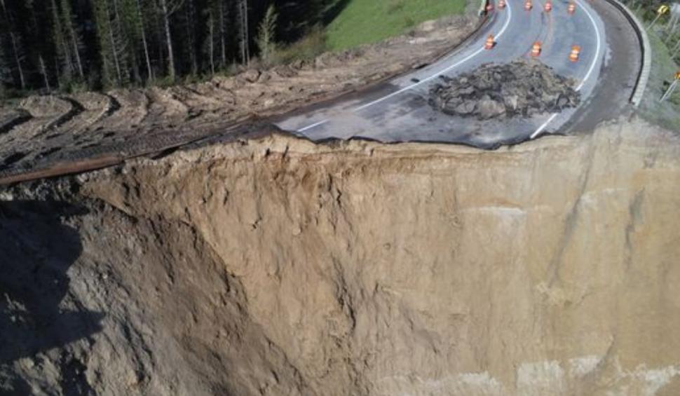 O șosea montană preferată de turişti s-a surpat, după o alunecare de teren uriașă, în SUA 906623