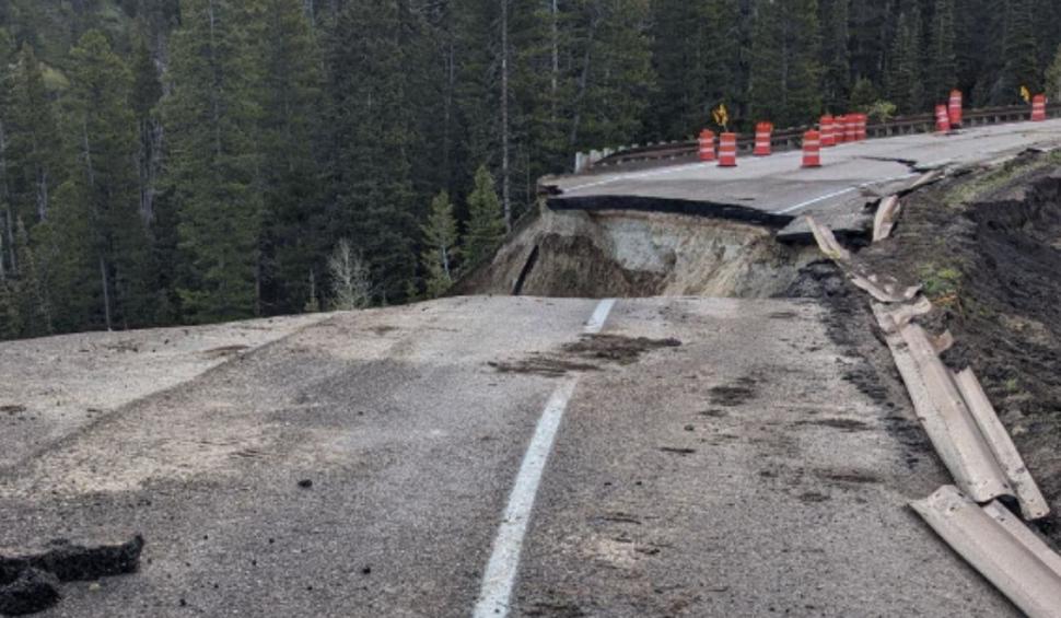 O șosea montană preferată de turişti s-a surpat, după o alunecare de teren uriașă, în SUA 906624