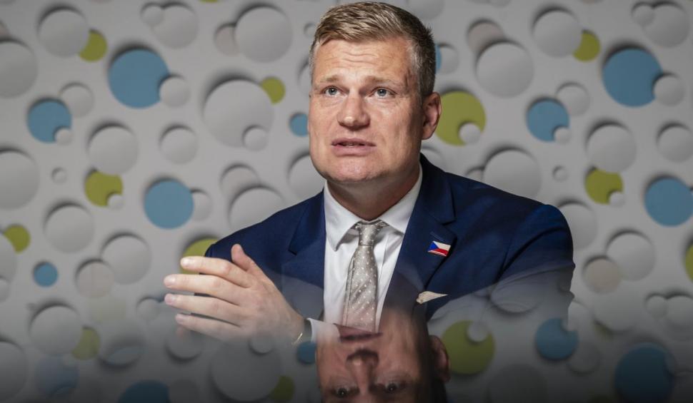 În Parlamentul European au intrat un pilot de curse, un fost paraşutist şi un influencer 907008