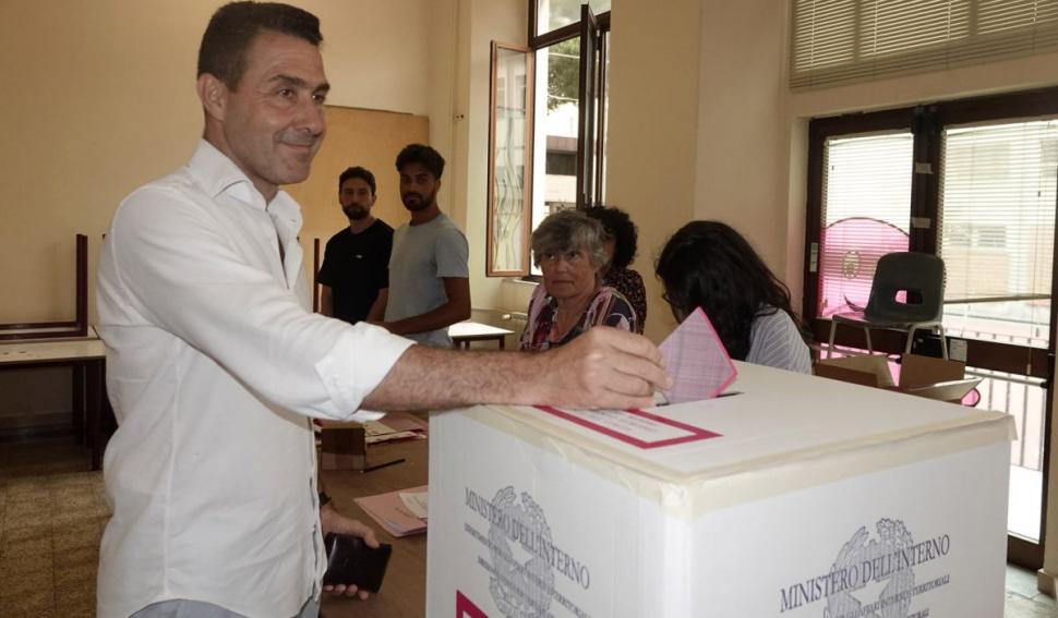 În Parlamentul European au intrat un pilot de curse, un fost paraşutist şi un influencer 907010