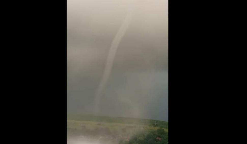 Imagini cu o tornadă care s-a format pe un lac de pescuit din Cluj 907084