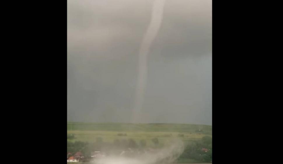 Imagini cu o tornadă care s-a format pe un lac de pescuit din Cluj 907085