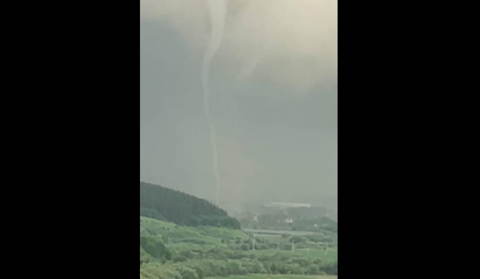 Imagini cu o tornadă care s-a format pe un lac de pescuit din Cluj 907086
