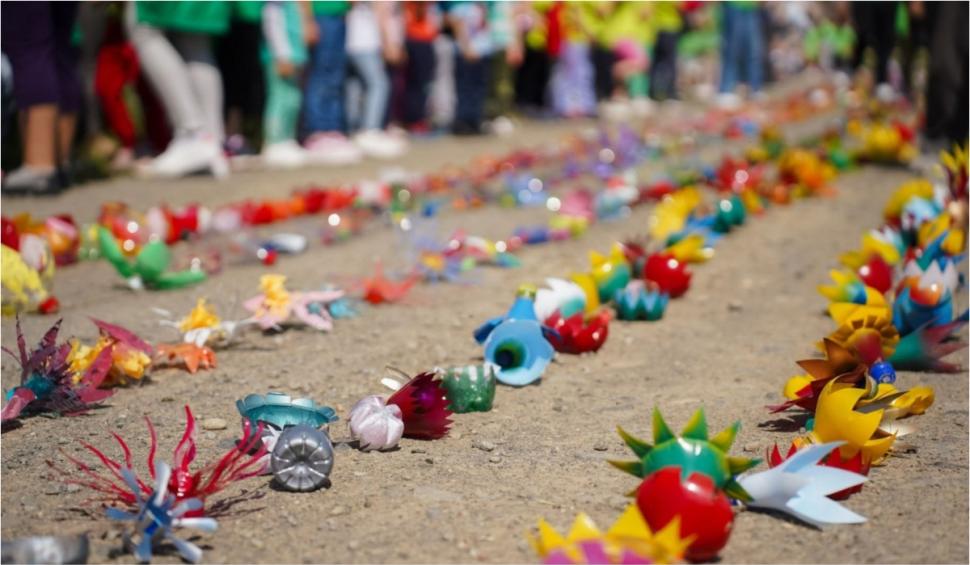 Un şirag de flori făcut de copii de grădiniță, din PET-uri, în Satu Mare, a intrat în Cartea Recordurilor 907089