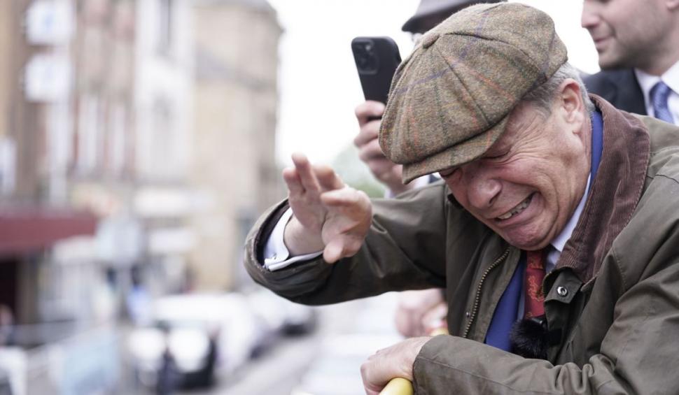 Nigel Farage, părintele Brexit-ului, a fost atacat cu gunoaie de un protestatar furios, în Anglia 907145