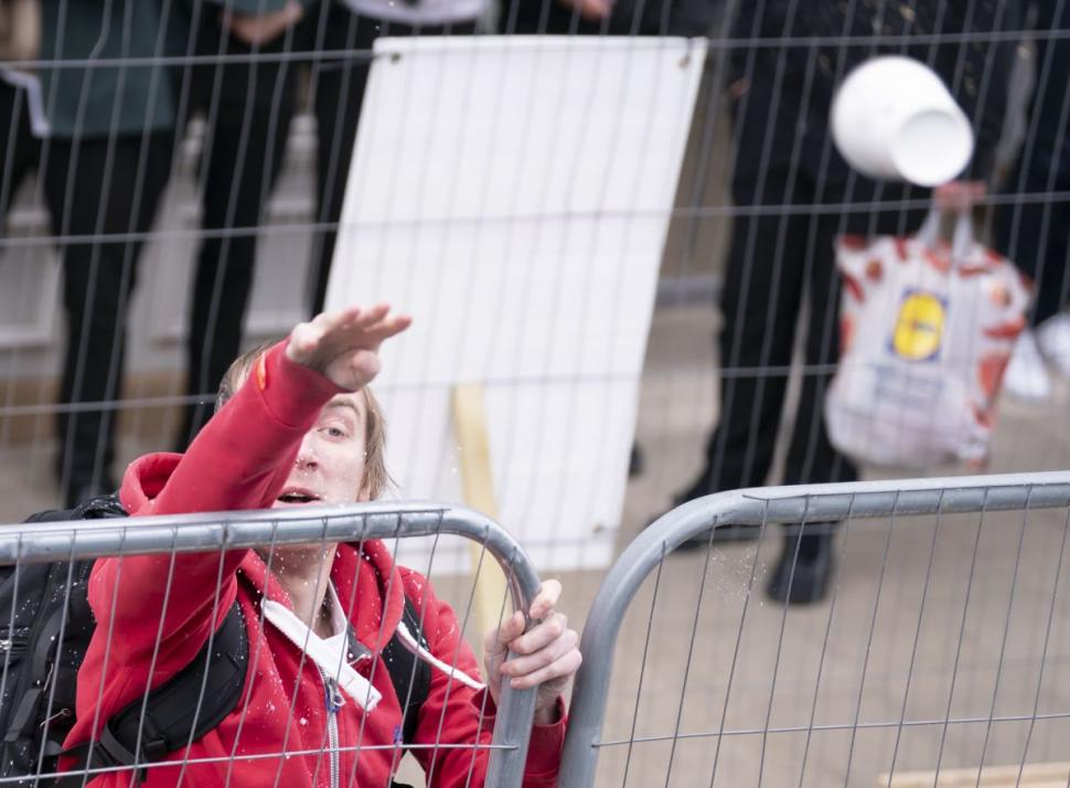 Nigel Farage, părintele Brexit-ului, a fost atacat cu gunoaie de un protestatar furios, în Anglia 907147